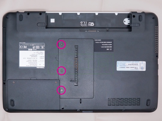 dynabook T451分解1メモリカバーを外す