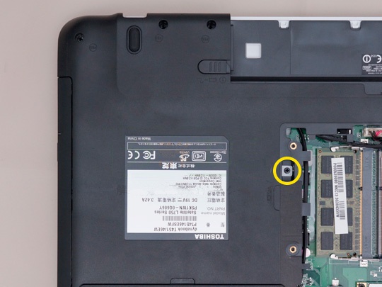 dynabook T451分解2DVDドライブ固定ネジを外す