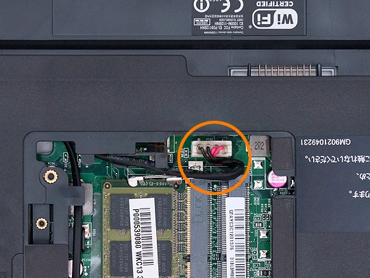 dynabook T451分解5電源コネクタケーブルを外す