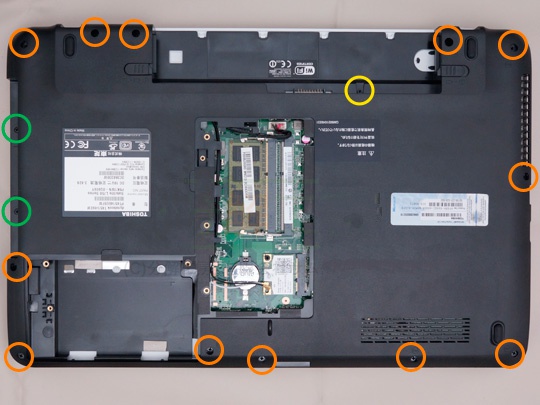 dynabook T451分解8ボトムケースのネジを外す