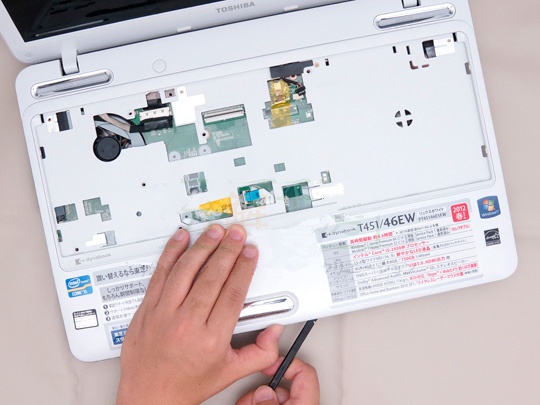 dynabook T451分解16トップカバーを外す(5)